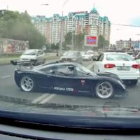 Esto es lo que pasa cuando cabreas a tu Ultima GTR en plena calle y te faltan manos 