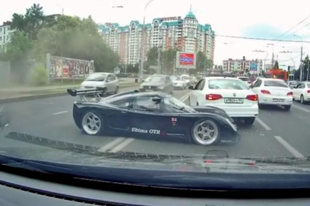 Esto es lo que pasa cuando cabreas a tu Ultima GTR en plena calle y te faltan manos