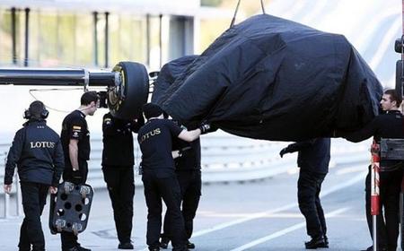 La exhibición privada del Lotus E22 genera controversias