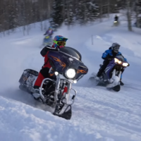 Una Harley-Davidson de 400 kilos y una Yamaha R1 convertidas en motos de nieve es lo más loco que vas a ver hoy