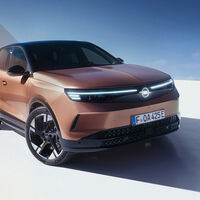 El Opel Grandland Eléctrico es un SUV compacto tirando a lo grande que es 5.000 euros más barato que un Peugeot E-3008