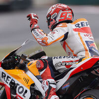 De la Fórmula 1 a MotoGP y Superbikes: la publicidad en movimiento con pantallas llega a las motos y monos