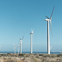 Estamos produciendo más energía de la que podemos consumir, y no solo en España: los planes de electrificación van más lentos de lo esperado 