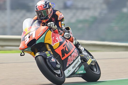 Pedro Acosta se da un festín en una caótica carrera en la India y Joe Roberts le birla el podio a Sergio García