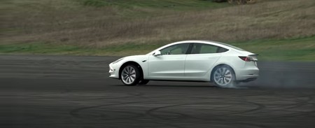 Tesla ya vende el Track Package, un completo kit para mejorar al Tesla Model 3 Performance en circuito por 5.500 doláres