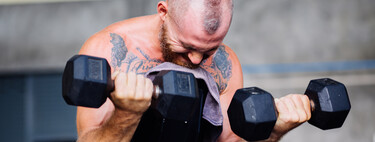 Cuidado con estos dos ejercicios de bíceps y tríceps si quieres ganar músculo y tienes experiencia 