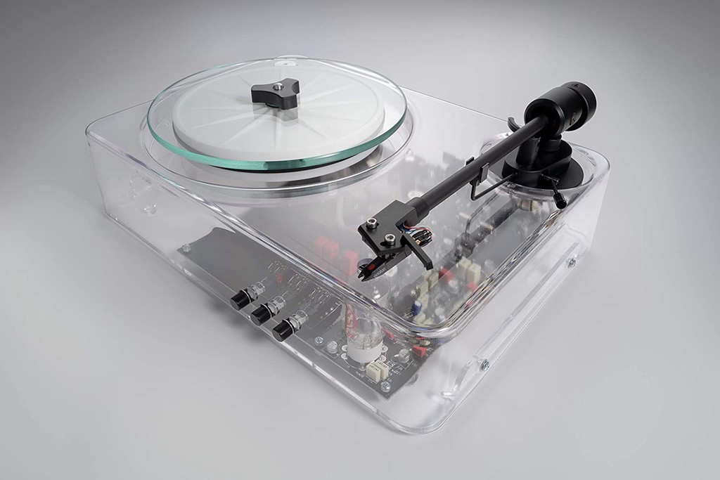 Este tocadiscos transparente, apuesta por el diseño para satisfacer a los que buscan un producto exclusivo