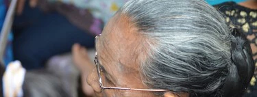 Los peluqueros profesionales coinciden: "Si tienes canas, lavarte el pelo más a menudo cuando llueve puede empeorar el encrespamiento y hay que prestar atención a la hidratación"