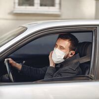 La mascarilla deja de ser obligatoria en la calle: ¿tendremos que llevarla dentro del coche?