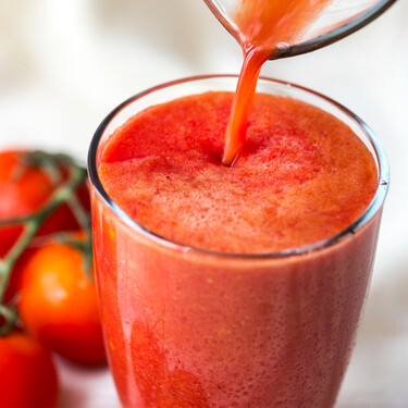 Antes era fan de la sriracha cuando comía cocina oriental. Ahora he comprobado que es la mejor amiga del zumo de tomate 