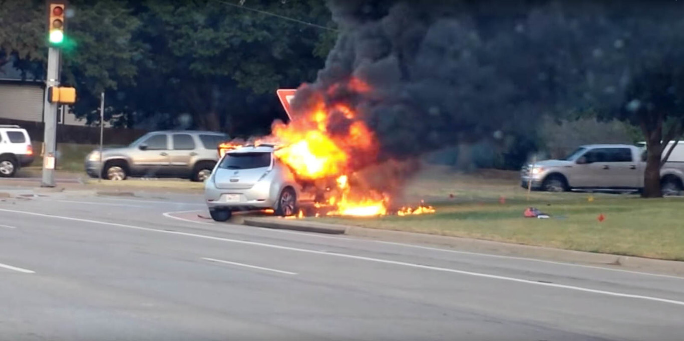 El reto de apagar el fuego en un coche eléctrico: desde la tecnología para evitar incendios hasta la pericia de los bomberos