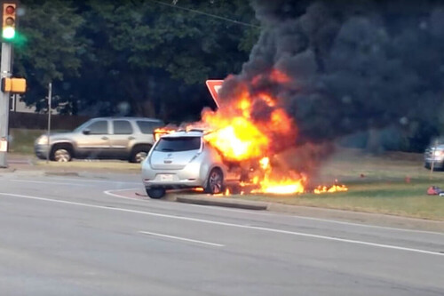 El reto de apagar el fuego en un coche eléctrico: desde la tecnología para evitar incendios hasta la pericia de los bomberos
