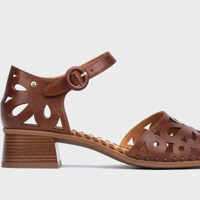 Sandalias de mujer de piel con cierre de hebilla

