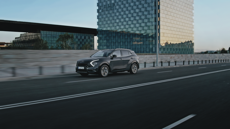 Sportage My25 3 4 Frontdriving Cmyk