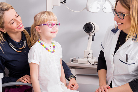 "Mi hijo no quiere ponerse las gafas": 11 consejos que le ayudarán a acostumbrarse a ellas