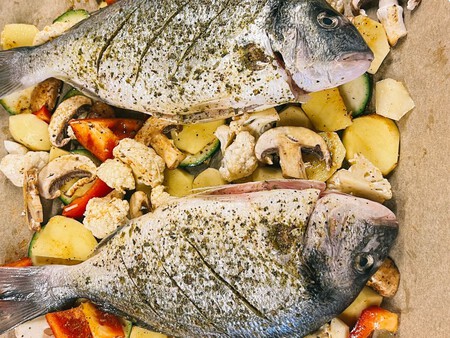 Dos cocineras revelan el truco para cocinar pescado sin que se pegue a la sartén ni se desmorone: “no engrases la sartén, usa papel de horno”