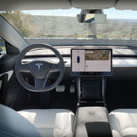 Una tiktoker prefirió grabar cómo quedó encerrada a 43º en su Tesla, antes que detener la actualización de software