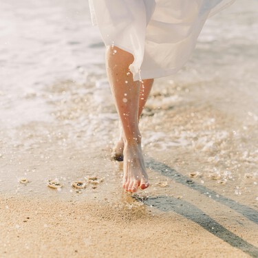 Adiós talones agrietados: la solución de un dermatólogo con solo dos productos para lucir sandalias este verano 