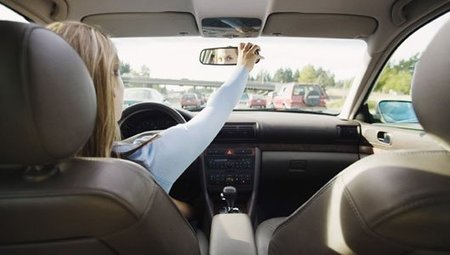 Según un estudio británico, las mujeres aparcan mejor el coche que los hombres