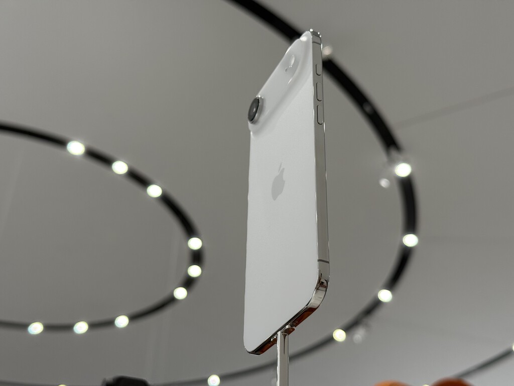iPhone Air, primeras impresiones: ligero, irreal, excesivo. Apple ha vuelto