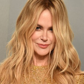 Ahora las melenas cubren el rostro, puede que sea la nueva estrategia antiedad de las celebrities