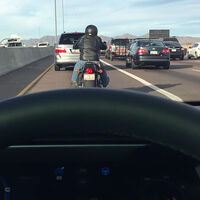 El Autopilot de Tesla sigue "matando motoristas". El conductor iba distraído con el móvil, y el coche pasó por encima a la moto