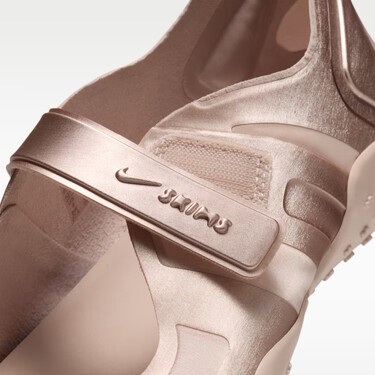 Parecen unas bailarinas pero son nuevas zapatillas tabi de Nike en colaboración la firma de Kim Kardashian