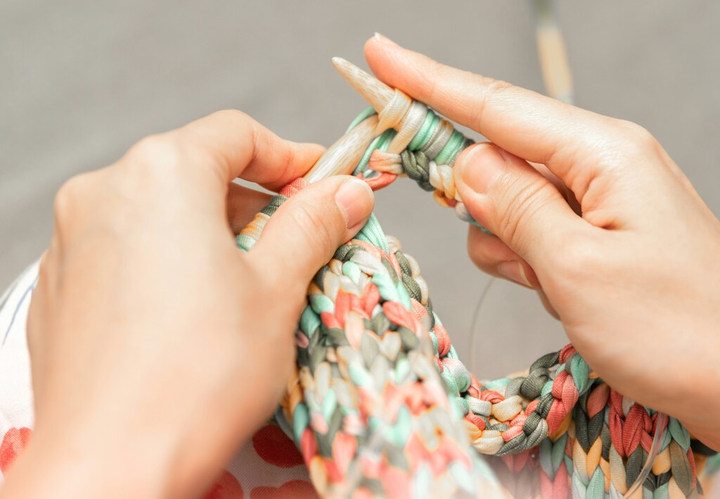 Vuelven las "manualidades de la abuela": cómo una generación adicta a las pantallas se está enganchando a tejer y coser