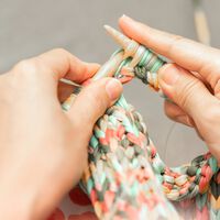 Vuelven las "manualidades de la abuela": cómo una generación adicta a las pantallas se está enganchando a tejer y coser