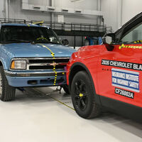 Chocaron una camioneta Chevrolet de hace 30 años con una nueva para comparar su seguridad: la diferencia es abismal