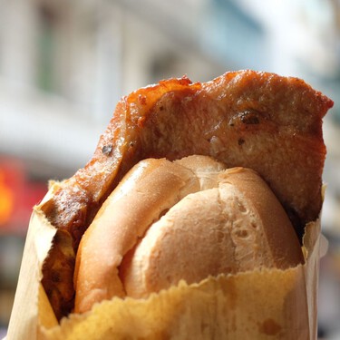 El plato más icónico de Macao es un bocadillo de chuleta de cerdo con hueso que nació en Portugal y enamoró a Anthony Bourdain 