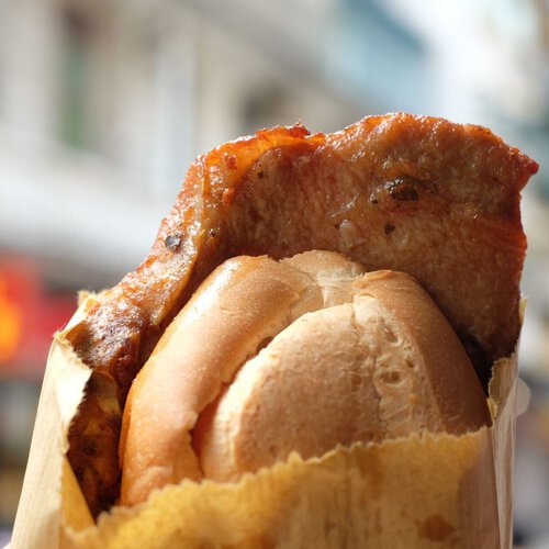 El plato más icónico de Macao es un bocadillo de chuleta de cerdo con hueso que nació en Portugal y enamoró a Anthony Bourdain 