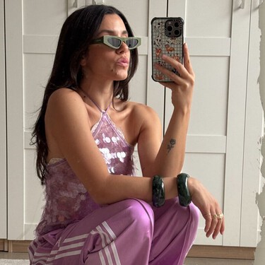 Lululemon arrasa con este bolso cruzado color fresa ácida ligero, pura vitamina y súper cómodo para hacer turismo 