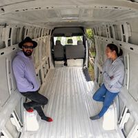 Irene y Carlos viven desde hace tres años en una camper: "Vivimos en 10 metros cuadrados y, aunque no hay mucho sitio, cada uno tiene su lugar" 
