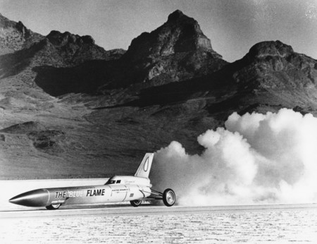 La lucha por ser el más rápido del mundo sobre ruedas: La era de los aviones sin alas
