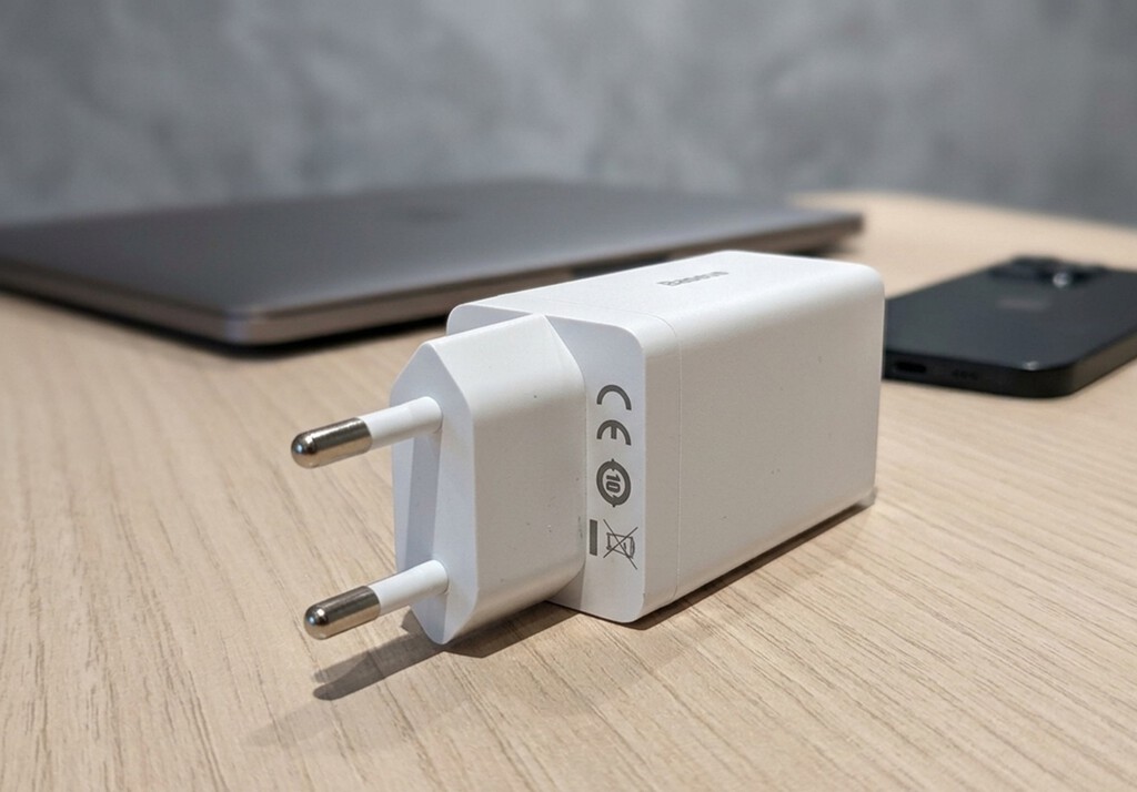 La promesa del cargador único para móvil y portátil es una verdad a medias: la ley de la UE llega este mes con una trampa