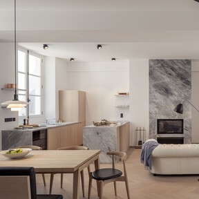 Un dúplex en París con muchas curvas que mantiene el encanto de los pisos de la ciudad de la luz 