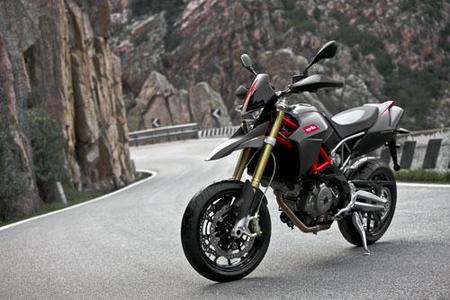 Aprilia Dorsoduro Factory, la "pata negra" ya está a la venta por 9.349 euros