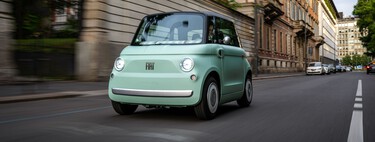 Probamos el Fiat Topolino: un cuadriciclo eléctrico muy cool ideal para moverte por la ciudad si no te gustan las scooters