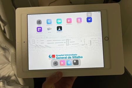 興味深いことに、私たちがいた病院のボックスにある「テレビ」は、患者とそのエンターテイメントに合わせたソフトウェアを備えた iPad でした。