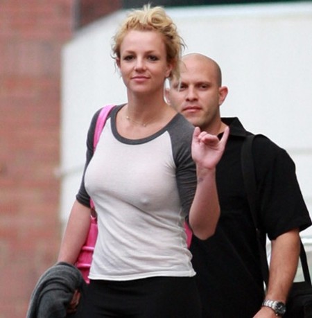 Britney Spears ¡ponte sujetador, por Dios!