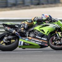Kenan Sofuoglu domina con rotundidad en Supersport y Nico Terol cierra un emotivo podio