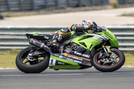 Kenan Sofuoglu domina con rotundidad en Supersport y Nico Terol cierra un emotivo podio