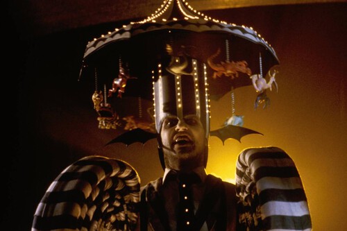Tim Burton convirtió lo macabro en esta comedia inolvidable que está en Netflix. Una película fantástica que sigue siendo única casi 40 años después de su estreno 