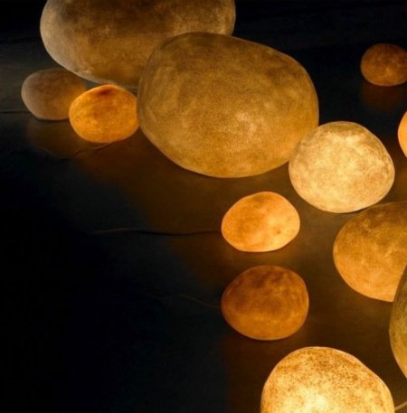 Piedras con luz, ideales para la iluminación de tu jardín