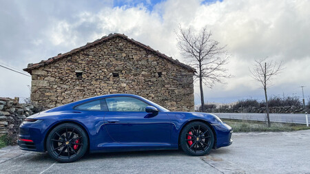 Probamos el Porsche 911 Carrera S con cambio manual de 7 velocidades: cuando el placer de conducir no te lo da ni el más rápido ni el más perfecto
