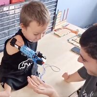Beknur de ocho años ya tiene una prótesis de brazo articulada realizada con piezas de Lego por un joven con discapacidad