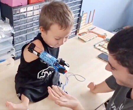 Beknur de ocho años ya tiene una prótesis de brazo articulada realizada con piezas de Lego por un joven con discapacidad