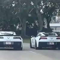 Lo que parecía un curioso paseo de dos Corvettes idénticos acaba en accidente surrealista para uno de ellos