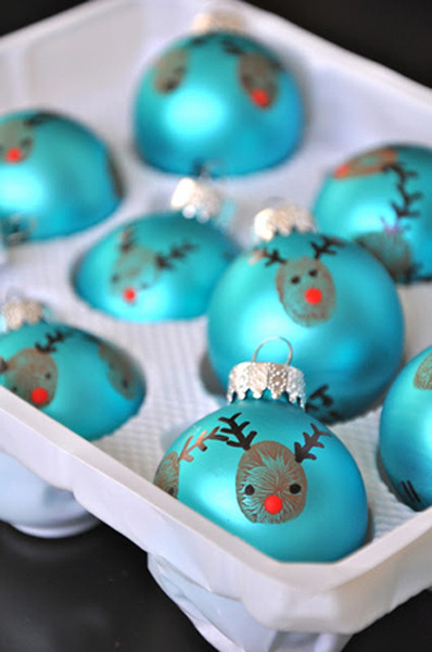 Decorando la Navidad: renos pintados por los niños en las bolas del árbol